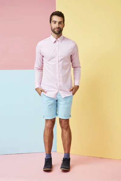 Pink shirt guy in shorts — Stock Photo, Image