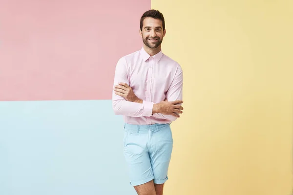 Pink shirt guy in shorts — Stock Photo, Image