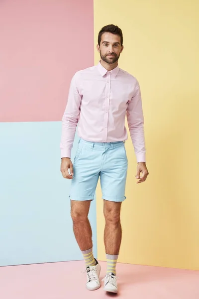 Handsome man in shorts and t-shirt — Stock Photo, Image