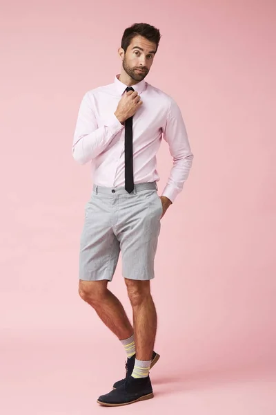 Homem bonito em shorts e gravata — Fotografia de Stock