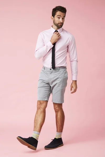 Homem bonito em shorts e gravata — Fotografia de Stock