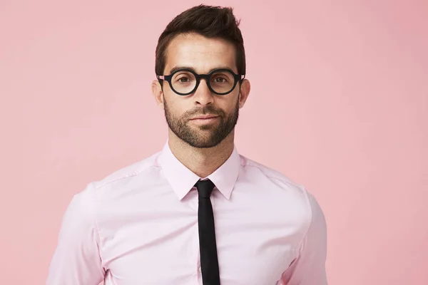 Ragazzo in camicia rosa e cravatta — Foto Stock