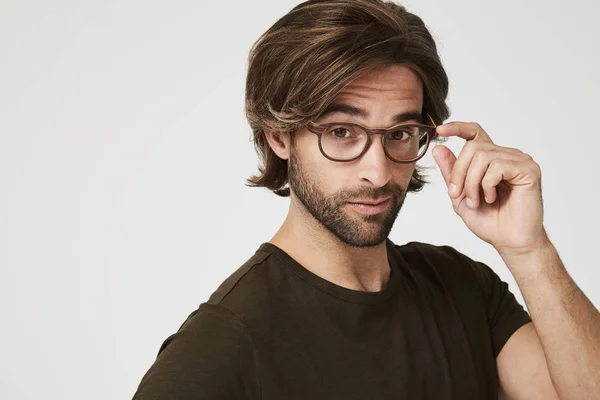 Leende kille i t-shirt och glasögon — Stockfoto