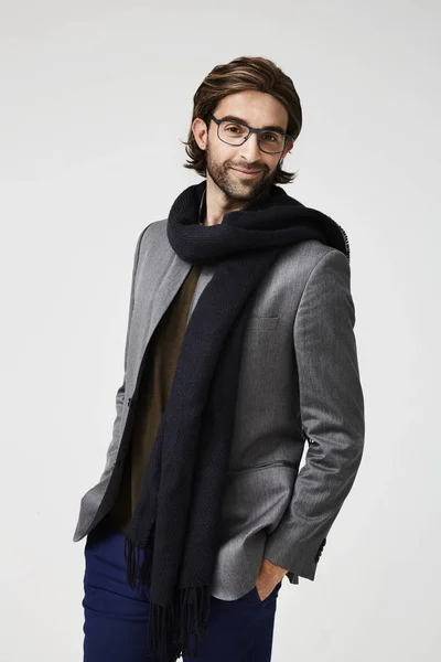 Bello uomo in occhiali e sciarpa — Foto Stock