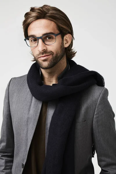 Yakışıklı adam gözlük ve eşarp