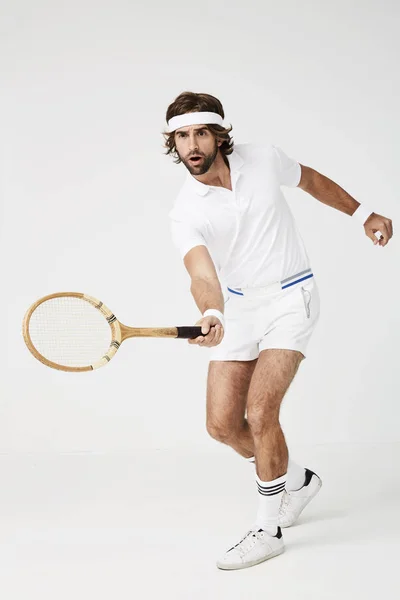 Теннисист готов ударить ракеткой — стоковое фото