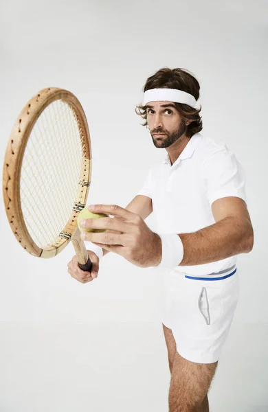 Теннисист готов подавать теннисный мяч — стоковое фото