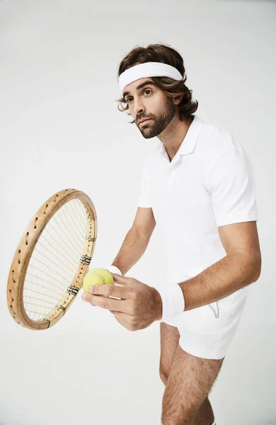 Теннисист готов подавать мяч — стоковое фото