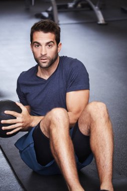 Sağlık topu kullanılarak adam 