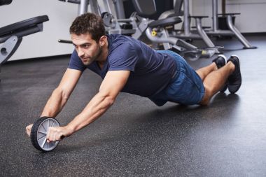 AB tekerlek egzersizi yapmak adam