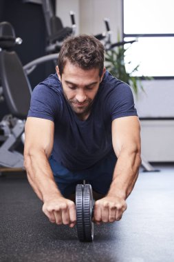 AB tekerlek egzersizi yapmak adam