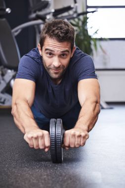 AB tekerlek egzersizi yapmak adam