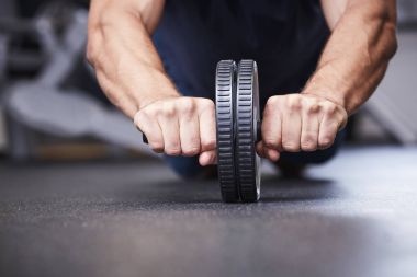 egzersiz tekerleğini kullanarak adam 