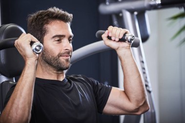 Omuzlarına basarak atlet