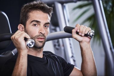 Omuzlarına basarak atlet