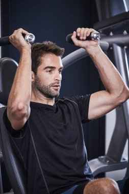 Omuzlarına basarak atlet