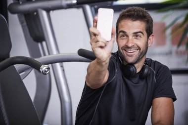 Selfie için gülümseyen atlet 