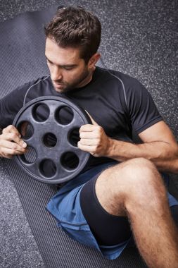 Atlet spor salonunda 