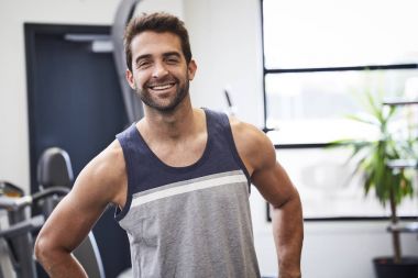 Yelek giyen gülümseyen atlet