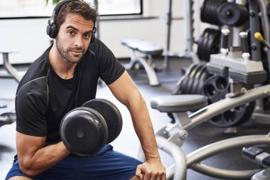 adam ağırlık kaldırma