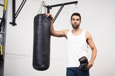 Yakışıklı boksör yumruk torbası ile