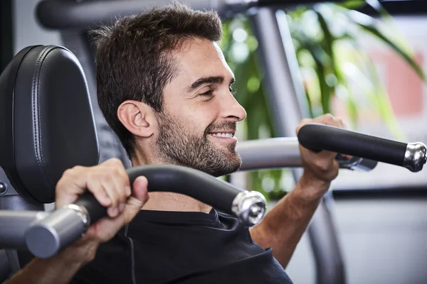 adam performans gösteren omuz basın