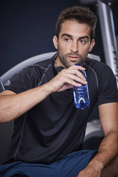 Atleta tomando una copa en el gimnasio —  Fotos de Stock