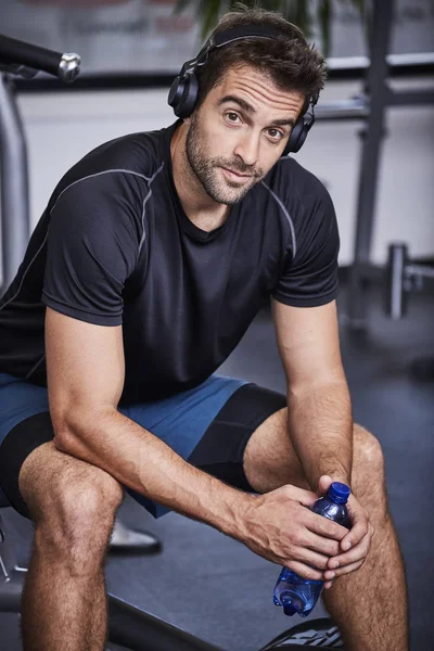 Sonriente en el gimnasio con auriculares —  Fotos de Stock