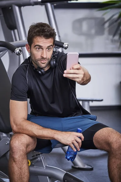 Athlete taking selfie — Stock Photo, Image