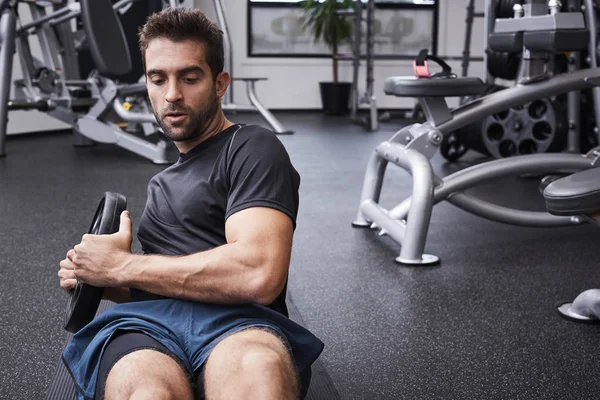 Hombre levantando peso en el gimnasio —  Fotos de Stock