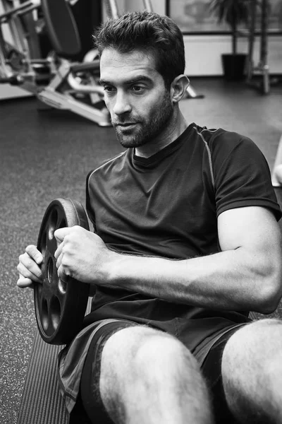 Entrenamiento de peso del hombre en gimnasio —  Fotos de Stock