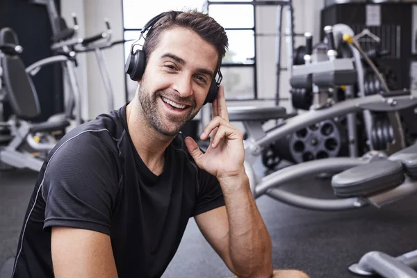 Yakışıklı sporcu müzikleri dinleme