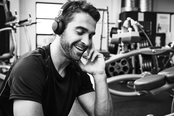 Atleta escuchando auriculares —  Fotos de Stock