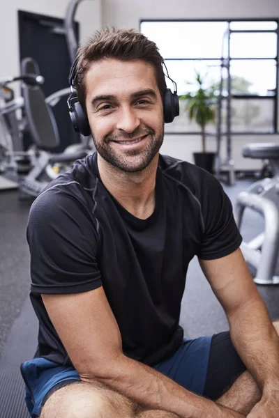 Atleta escuchando auriculares —  Fotos de Stock