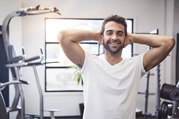 Spor salonundaki genç adam. — Stok fotoğraf