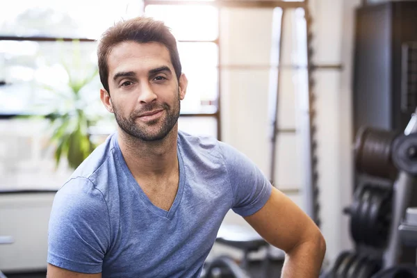 Gülümseyen sporcu adam 