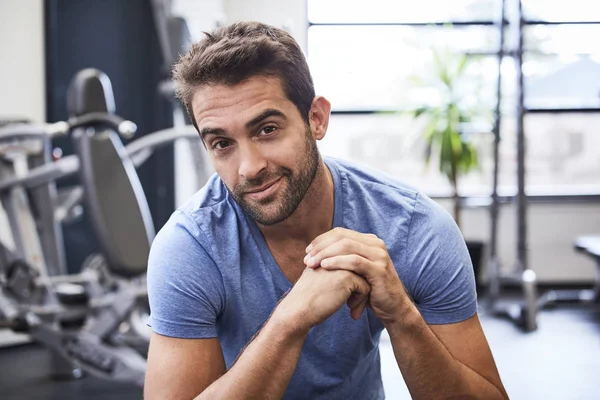 Gülümseyen sporcu adam 