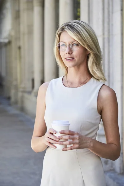 Vacker kvinna med kaffe — Stockfoto