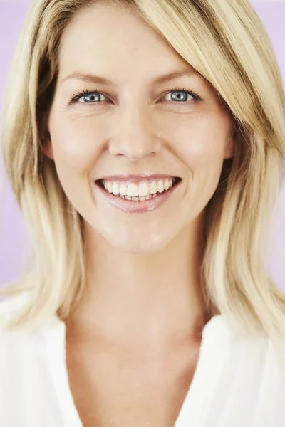 Vrouw met blauwe ogen glimlachen — Stockfoto