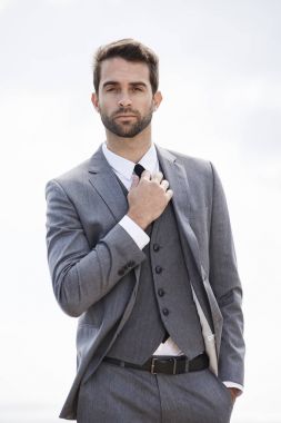 Gri takım elbiseli ciddi yakışıklı işadamı