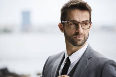 İşadamı keskin takım elbise ve gözlük