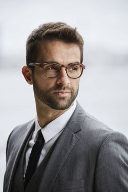 İşadamı keskin takım elbise ve gözlük