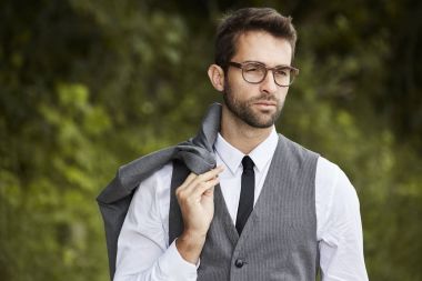 İş takım elbiseli ciddi yakışıklı adam