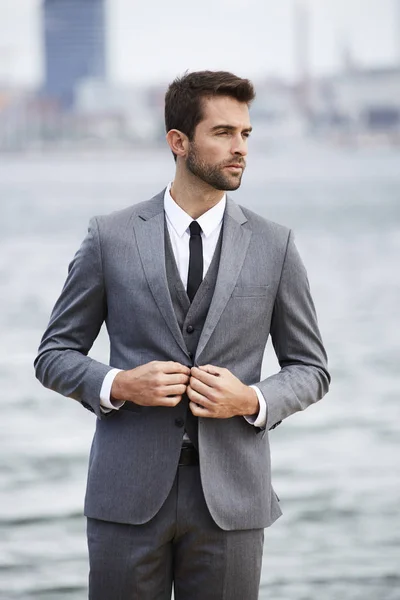 Seriös affärsman i grå kostym — Stockfoto