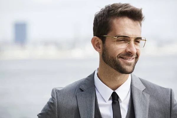 Бизнесмен в сером костюме и очках — стоковое фото