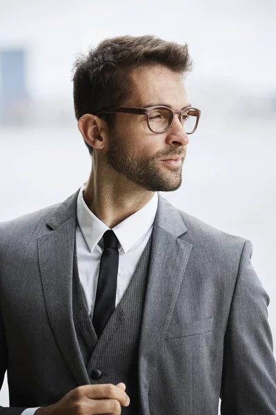 Бизнесмен в остром костюме и очках — стоковое фото