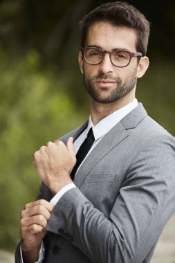 Keskin elbiseli yakışıklı işadamı