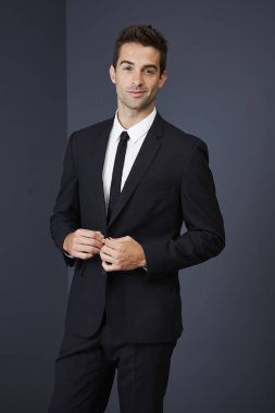 Keskin takım elbiseli gülümseyen iş adamı