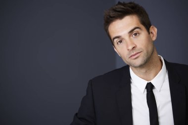 Kameraya bakarak ciddi iş adamı