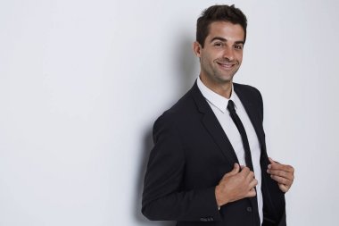 İş kıyafeti giyen gülümseyen
